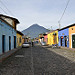 Le vie di Antigua alla mattina, con il volcan de Agua