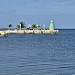 Un molo con piccolo faro sul lungomare di Campeche