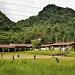 Un incontro di calcio femminile in un villaggio