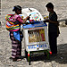 Una donna maya ed il suo carretto dei gelati