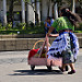 Un'indigena maya circola con il suo carretto