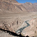 Il rio Mendoza passa in questo canyon desertico verso l'Aconcagua