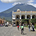 Una bella veduta della piazza principale di Antigua con sullo sfondo il Volcan de Agua