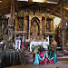 Il magnifico altare  in legno di frassino e cedro costruito dagli indigeni locali