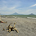 Una spiaggia sul lago di Managua e con all'orizzonte i vulcani Momotombo e Momotombito (a dx)